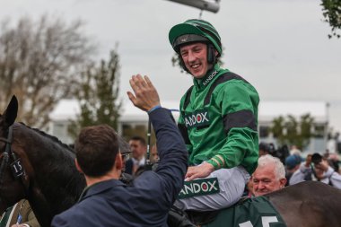 Ciaran Gethnigs, İngiltere 'nin Liverpool kentindeki Aintree Yarış Pisti' nde düzenlenen Randox Grand National 2024 Bayanlar Günü 'nde saat 16.05 Randox Destek Yarışı' nı (3. derece) kazanmasını kutluyor.