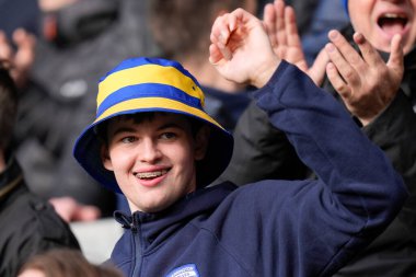 Warrington Wolves taraftarı, 14 Nisan 202 'de St Helens vs Warrington Wolves' a karşı oynanan Betfred Challenge Cup çeyrek final maçında Azizler taraftarlarıyla alay ediyor.