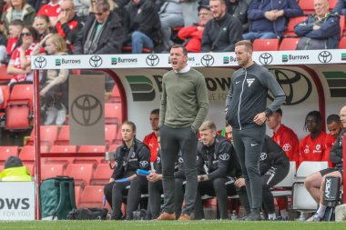 Neill Collins Barnsley 'in baş antrenörü takımına Sky Bet 1 maçında Oakwell, Barnsley, İngiltere' de 13 Nisan 202 'de Barnsley - Reading maçında talimatlar veriyor.
