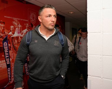 Warrington Wolves 'un koçu Sam Burgess, Betfred Challenge Kupası çeyrek final maçından önce stadyuma geldi. St Helens-Warrington Wolves maçında, St Helens-Wicked Stadyumu, Birleşik Krallık, 14 Nisan 202