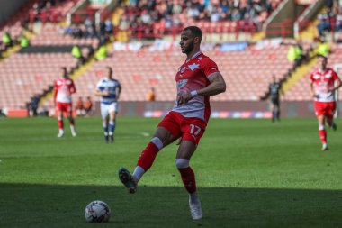 Barnsley 'den Barry Cotter 13 Nisan 202' de Oakwell, Barnsley, İngiltere 'de oynanan Sky Bet 1 maçında topu kontrol ediyor.