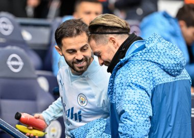 Manchester City 'den Bernardo Silva ve Manchester City' den Jack Grealish, 13 Nisan 202 'de Etihad Stadyumu' nda oynanan Premier League maçında, Manchester City-Luton Town maçında bir fıkra paylaşıyorlar.