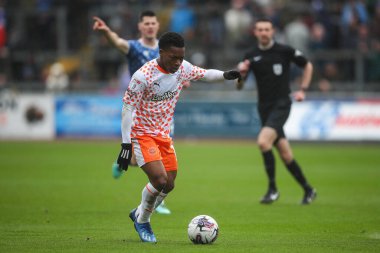 Blackpool takımından Karamoko Dembele, 13 Nisan 202 'de Brunton Park, Carlisle' da oynanan Sky Bet Lig 1 karşılaşmasında sahada.