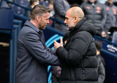 İki teknik direktör, Manchester City - Luton Town maçında Manchester City - Etihad Stadyumu, Manchester, İngiltere 'de oynanan karşılaşmada, Manchester City (sağda) teknik direktörü Rob Edwards ve Pep Guardiola el sıkışırken,,