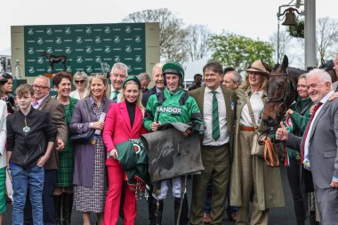 Ciaran Gethnigs, İngiltere 'nin Liverpool kentindeki Aintree Yarış Pisti' nde düzenlenen Randox Grand National 2024 Bayanlar Günü 'nde saat 16.05 Randox Destek Yarışı' nı (3. derece) kazanmasını kutluyor.