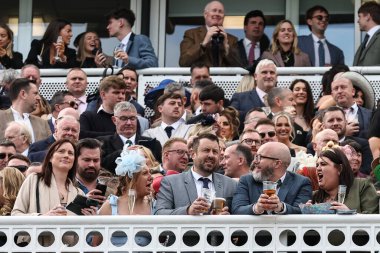 Yarışçılar, Randox Grand Handicap Chase 'in 13 Nisan 202' de Aintree Yarış Pisti, Liverpool, İngiltere 'deki Randox Grand National Day 2024' te başlamasını izliyorlar.