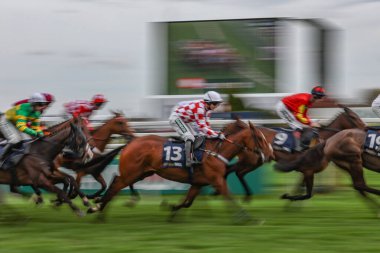 Harry Bannister 'ın bindiği Tiyatro Adamı, 12 Nisan 202' de Aintree Yarış Pisti 'nde düzenlenen Randox Grand National 2024 Bayanlar Günü' nde ilk turu atıyor.