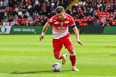 Barnsley 'den Nicky Cadden 13 Nisan 202' de Oakwell, Barnsley, İngiltere 'de oynanan Sky Bet 1 maçında topa vuruyor.
