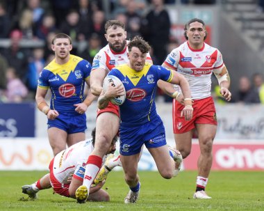 Warrington Wolves 'tan Matty Ashton, Betfred Challenge Kupası çeyrek final maçında St. Helens-Warrington Wolves maçında St. Helens, St Helens, Birleşik Krallık, 14 Nisan 202' de St. Helens 'i geçti.