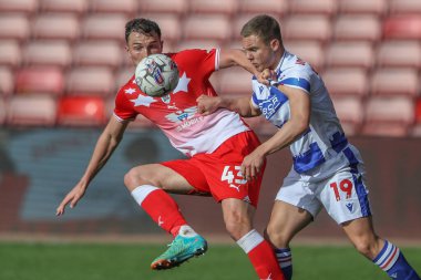 Barnsley 'den Josh Earl, 13 Nisan 202' de Oakwell, Barnsley, İngiltere 'de oynanan Sky Bet 1 maçında Reading' den Jayden Wareham 'ın baskısıyla topu temizledi.