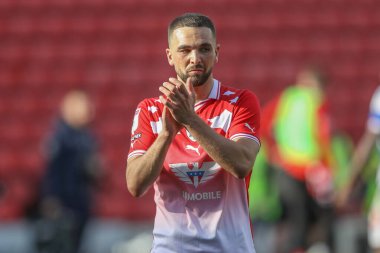 Barnsley 'den Adam Phillips, 13 Nisan 202' de Oakwell, Barnsley, İngiltere 'de oynanan Sky Bet 1 maçı sonrasında ev sahibi taraftarları alkışlıyor.