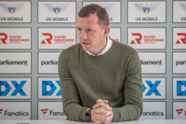 Neill Collins Barnsley baş antrenörü 13 Nisan 202 'de Birleşik Krallık Oakwell, Barnsley' de oynanan Sky Bet 1 maçında basın toplantısında konuştu.