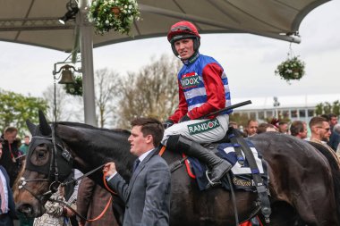 Harry Cobden 'ın sürdüğü rıhtımda, 12 Nisan 202' de Aintree Yarış Pisti 'nde düzenlenen Randox Grand National 2024 Bayanlar Günü' nde üçüncü sırada yer alıyor.