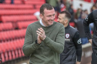 Neill Collins Barnsley 'in baş antrenörü, Barnsley taraftarlarını 13 Nisan 202' de Oakwell, Barnsley, İngiltere 'de oynanan Sky Bet 1 maçında sahaya çıkarken alkışlıyor.