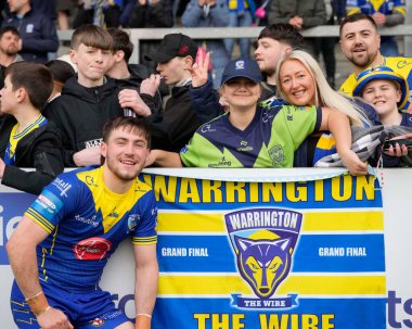 Warrington Wolves 'tan Adam Holroyd, Betfred Challenge Kupası çeyrek final maçından sonra Wicked Stadyumu, St Helens, St Helens, St Helens, Birleşik Krallık, 14 Nisan 202' de Wicked Stadyumu 'nda Warington Wolves' a karşı Wire taraftarlarıyla bir fotoğraf için poz verdi.