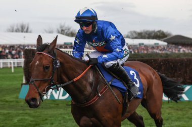 Stephen Mulqueen 'in bindiği Giovinco 1: 45 Huyton Asphalt Franny Blennerhassett Memorial Mildmay Çan Çan Kovalamacası (Sınıf 1) sırasında Randox Grand National 2024 Ladies Day Aintree Yarış Pisti, Liverpool, İngiltere