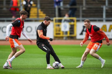 Blackpool 'dan James Husband, 13 Nisan 202' de İngiltere 'nin Brunton Park kentinde oynanan Sky Bet Lig 1 karşılaşması öncesinde oynanan maç öncesi ısınma maçında Carlisle United' a karşı Blackpool