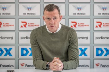 Neill Collins Barnsley baş antrenörü 13 Nisan 202 'de Birleşik Krallık Oakwell, Barnsley' de oynanan Sky Bet 1 maçında basın toplantısında konuştu.