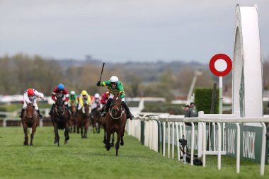 Paul Townend, 13 Nisan 202 'de Aintree Yarış Pisti, Liverpool' da düzenlenen 2024 Ulusal Randox Grand Handicap Chase 'i I Am Maximus' ta kazandı.