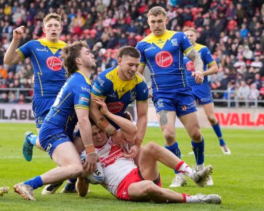 Warrington Wolves takımından Adam Holroyd ve Danny Walker, Betfred Challenge Kupası çeyrek final maçında St. Helens - Warrington Wolves maçında St. Helens, St Helens, Birleşik Krallık 'ta Jon Bennison' ı yere serdi.