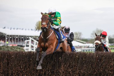 Mark Walsh 'un sürdüğü yol, 1: 45 Huyton Asphalt' da yarışa önderlik ederken atlayışı bitirir. Franny Blennerhassett Anıt Mildmay Çan Çan Kovalamacası (1. Sınıf) Randox Grand National 2024