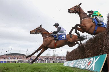 Rachael Blackmore 'un sürdüğü Heart Wood, Aintree Hipodromu' nda düzenlenen Randoks Grand National 2024 Bayanlar Yarış Günü sırasında saat 13.45 'te Huyton Asphalt Franny Blennerhassett Memorial Mildmay Çan Çan Kovalamacası' nda (Sınıf 1) atlamayı başarıyor.