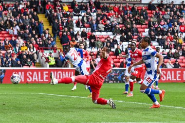 Barnsley 'den Nicky Cadden, 13 Nisan 202' de Oakwell, Barnsley 'de oynanan Sky Bet 1 karşılaşmasında haça tepki göstermekte başarısız oldu.