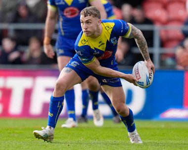 Warrington Wolves 'tan Sam Powell, Betfred Challenge Kupası çeyrek final maçında pas veriyor. St Helens - Warrington Wolves maçı, St Helens, St Helens, İngiltere, 14 Nisan 202