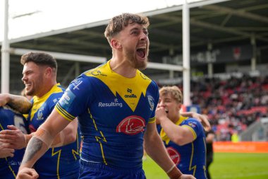Warrington Wolves 'tan Matty Ashton, 14 Nisan 202' de St Helens-Warrington Wolves 'a karşı oynanan Betfred Challenge Kupası çeyrek final maçında yan yana gelişini kutluyor.