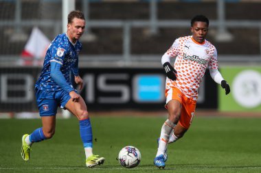 Blackpool takımından Karamoko Dembele, 13 Nisan 202 'de Brunton Park, Carlisle' da oynanan Sky Bet 1 karşılaşmasında pas verdi.