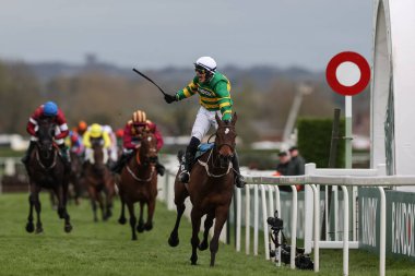 Paul Townend, 13 Nisan 202 'de Aintree Yarış Pisti, Liverpool' da düzenlenen 2024 Ulusal Randox Grand Handicap Chase 'i I Am Maximus' ta kazandı.