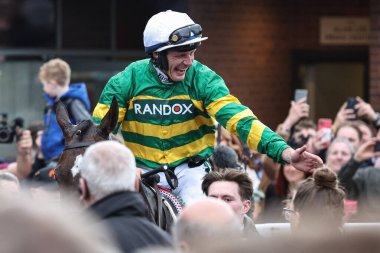 Paul Townend gülümseme dolu, 13 Nisan 202 'de Aintree Yarış Pisti' nde I Am Maximus 'ta Randox Grand Engelli Takibi' ni kazandıktan sonra kazananların arasına karışıyor.