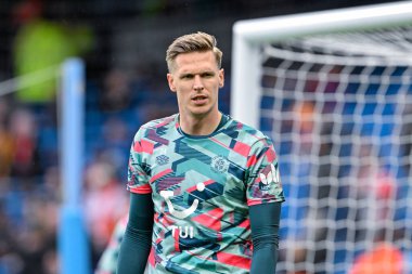 Luton Town 'dan Thomas Kaminski 13 Nisan 202 tarihinde Etihad Stadyumu' nda oynanan Premier League maçında ısınıyor.