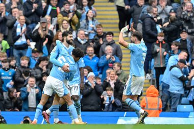 Manchester City 'den Joko Gvardiol, 13 Nisan 2024 tarihinde Etihad Stadyumu' nda oynanan Premier League maçında Manchester City-Luton Town maçına katılma golünü kutluyor.