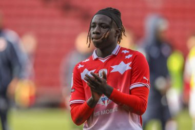 Barnsley 'li Fbio Jal, 13 Nisan 2024' te oynanan Sky Bet Lig 1 maçı sonrasında taraftarlarını alkışlıyor.