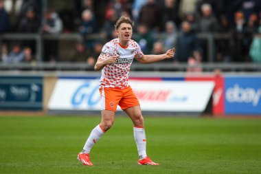Blackpool 'dan George Byers, 13 Nisan 202' de İngiltere, Carlisle, Brunton Park 'ta oynanan Gökyüzü İddia Ligi 1 karşılaşmasında takım arkadaşlarına talimat verir.