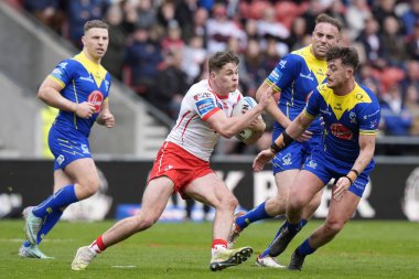 St. Helens 'den Jack Welsby, Betfred Challenge Kupası çeyrek final maçında Warrington Wolves' tan Jordy Crowther 'da koşuyor. St Helens' e karşı Warrington Wolves, St Helens, Birleşik Krallık, 14 Nisan 202