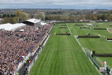 Jack Kennedy tarafından sürülen ve Gordon Elliott tarafından eğitilmiş olan Parlak Gündüz koşucusu 13: 55 Turners Mersey Novices 'Engeli kazanmak için koşuyor. 2024 Randox Grand Day 2024, Liverpool, İngiltere, Liverpool, 13 Nisan 202