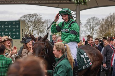 Ciaran Gethnigs, İngiltere 'nin Liverpool kentindeki Aintree Yarış Pisti' nde düzenlenen Randox Grand National 2024 Bayanlar Günü 'nde saat 16.05 Randox Destek Yarışı' nı (3. derece) kazanmasını kutluyor.