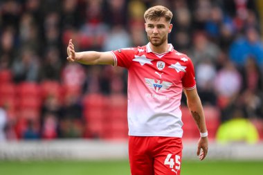 Barnsley 'den John McAtee takımına 13 Nisan 202' de Oakwell, Barnsley 'de oynanan Sky Bet 1 maçında talimat veriyor.