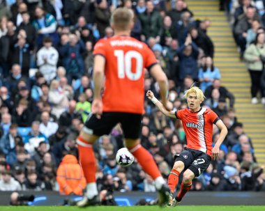 Luton Town 'dan Daiki Hashioka, Premier Lig maçında pas veriyor, Manchester City ile Luton Town maçında Etihad Stadyumu, Manchester, Birleşik Krallık, 13 Nisan 202