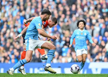 Luton Town 'dan Ross Barkley, Premier Lig maçında Manchester City ile Luton Town arasında 13 Nisan 202' de Etihad Stadyumu 'nda oynanan maçta topa 3-1 vuruyor.