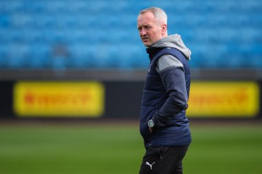 Neil Critchley 'nin Blackpool teknik direktörü, 13 Nisan 202' de İngiltere 'nin Brunton Park kentinde oynanan Sky Bet 1 maçı öncesinde geldi.