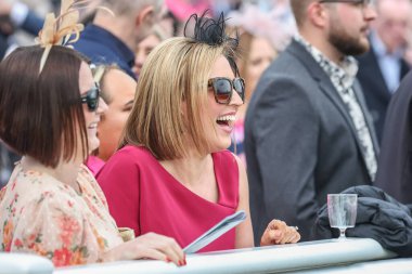 Yarışçılar, 12 Nisan 202 'de İngiltere' nin Liverpool kentindeki Aintree Hipodromu 'nda düzenlenen Randox Grand National 2024 Bayanlar Günü' nde ikinci yarışın keyfini çıkarıyorlar.