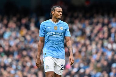 Manchester City 'den Manuel Akanji, Premier League maçı sırasında Manchester City, Etihad Stadyumu' nda Luton Town 'a karşı, 13 Nisan 202