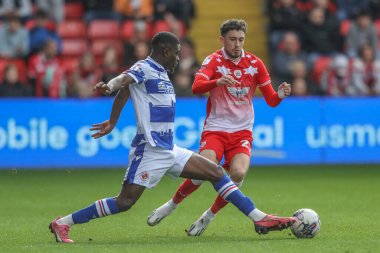 Clinton Mola, Barnsley 'li Corey O' Keeffe 'nin 13 Nisan 202' de Oakwell, Barnsley, Birleşik Krallık 'ta oynanan Sky Bet 1 maçında attığı topu geçti.