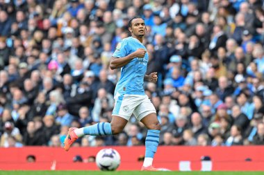 Manchester City 'den Manuel Akanji Premier Lig maçında pas veriyor. Manchester City ile Luton Town maçında Etihad Stadyumu, Manchester, Birleşik Krallık, 13 Nisan 202
