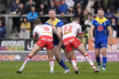 Warrington Wolves 'tan Joe Bullock, St Helens' in 14 Nisan 202 'de St Helens' e karşı oynadığı Betfred Challenge Kupası çeyrek final maçında St Helens 'in St Helens Wolves' a karşı oynadığı St Helens maçında St Helens Wolves 'un savunmasında koşuyor.