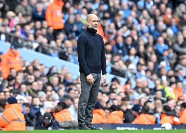 Manchester şehrinin Pep Guardiola teknik direktörü, Premier League maçı sırasında Manchester City ile Luton Town, Etihad Stadyumu, Manchester, Birleşik Krallık, 13 Nisan 202