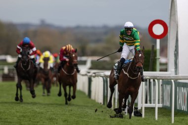 Paul Townend, 13 Nisan 202 'de Aintree Yarış Pisti, Liverpool' da düzenlenen 2024 Ulusal Randox Grand Handicap Chase 'i I Am Maximus' ta kazandı.